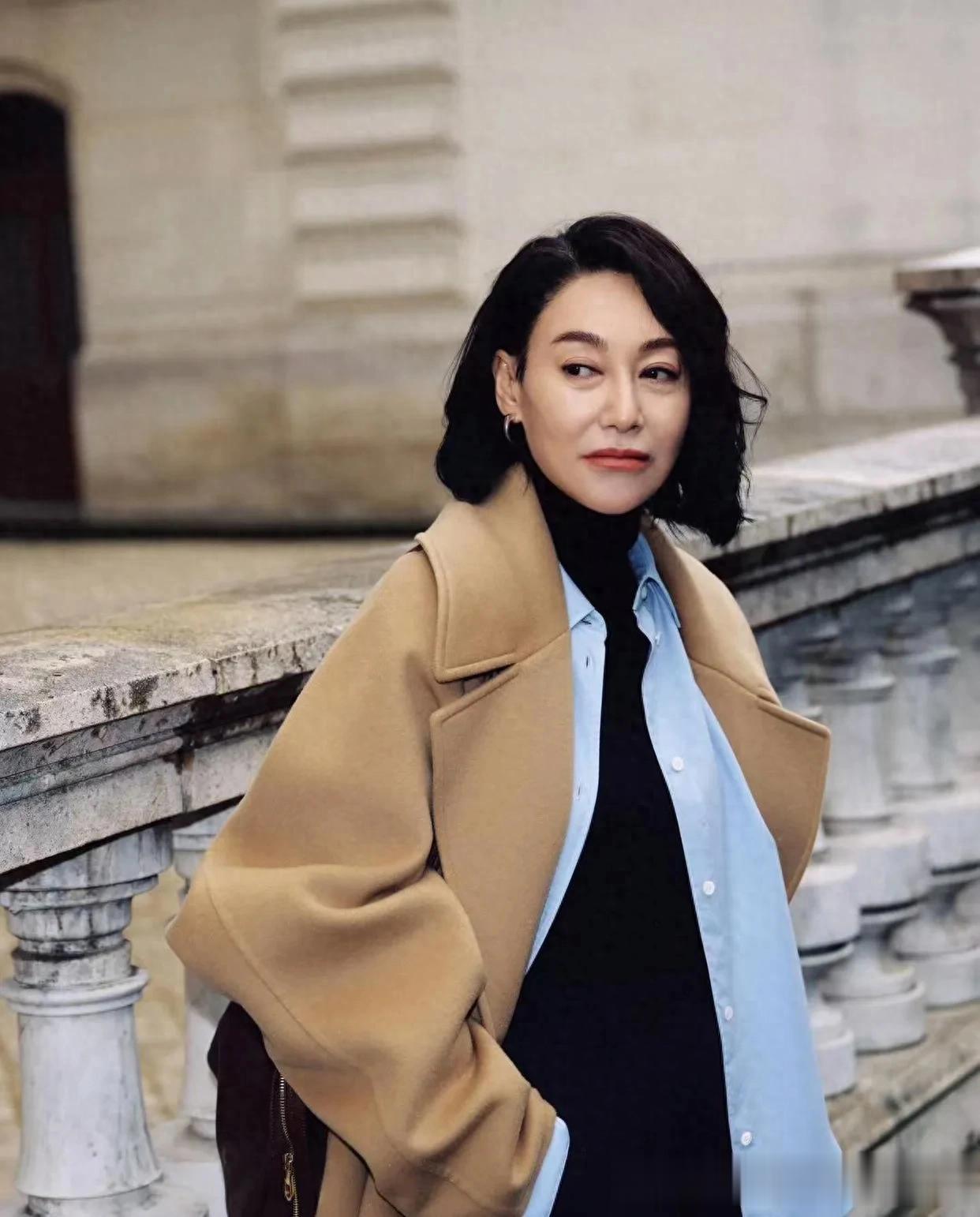 惠英红真是奶奶辈穿搭标杆!驼色短大衣+衬衫+阔腿裤,时髦又高级