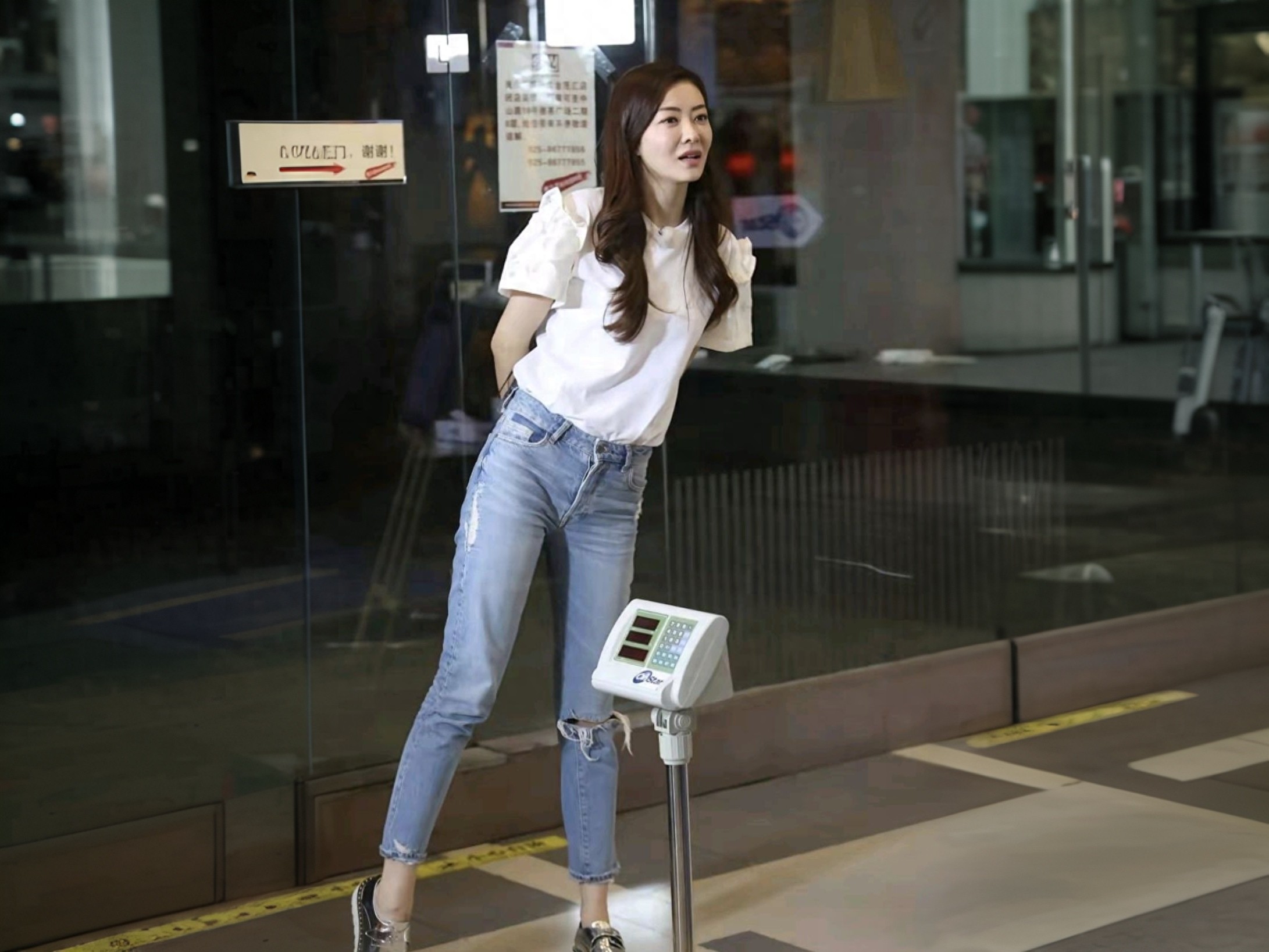 熊黛林这身材绝了!街拍秀长腿看呆网友