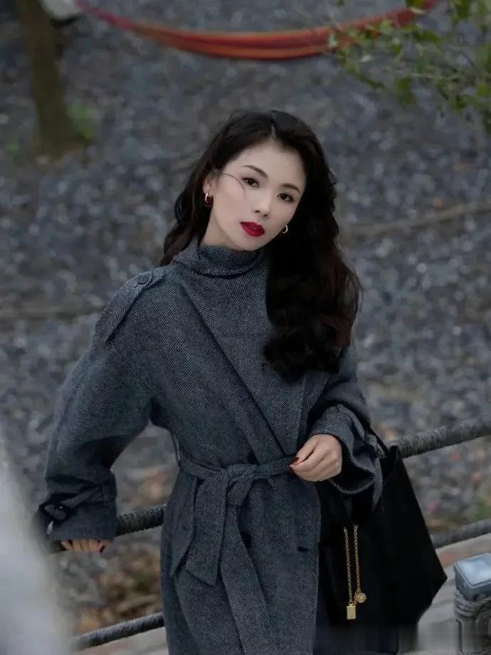 刘涛的气质真是出挑！穿灰色大衣+棕色中筒靴，时髦又高级！