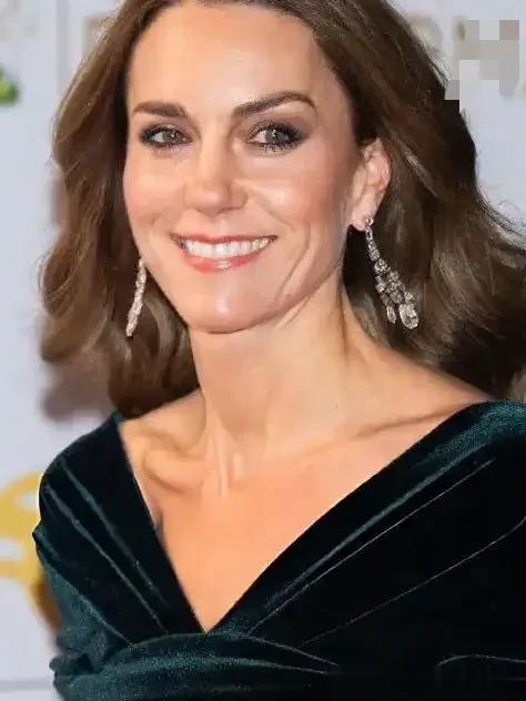 凯特王妃精致到头发丝！穿深绿色丝绒礼服裙大秀锁骨，皇室门面！