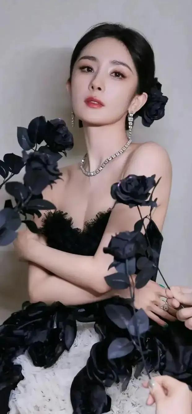 提到杨幂，大家总是会不自觉地联想到那个拥有魔鬼身材的女神形象