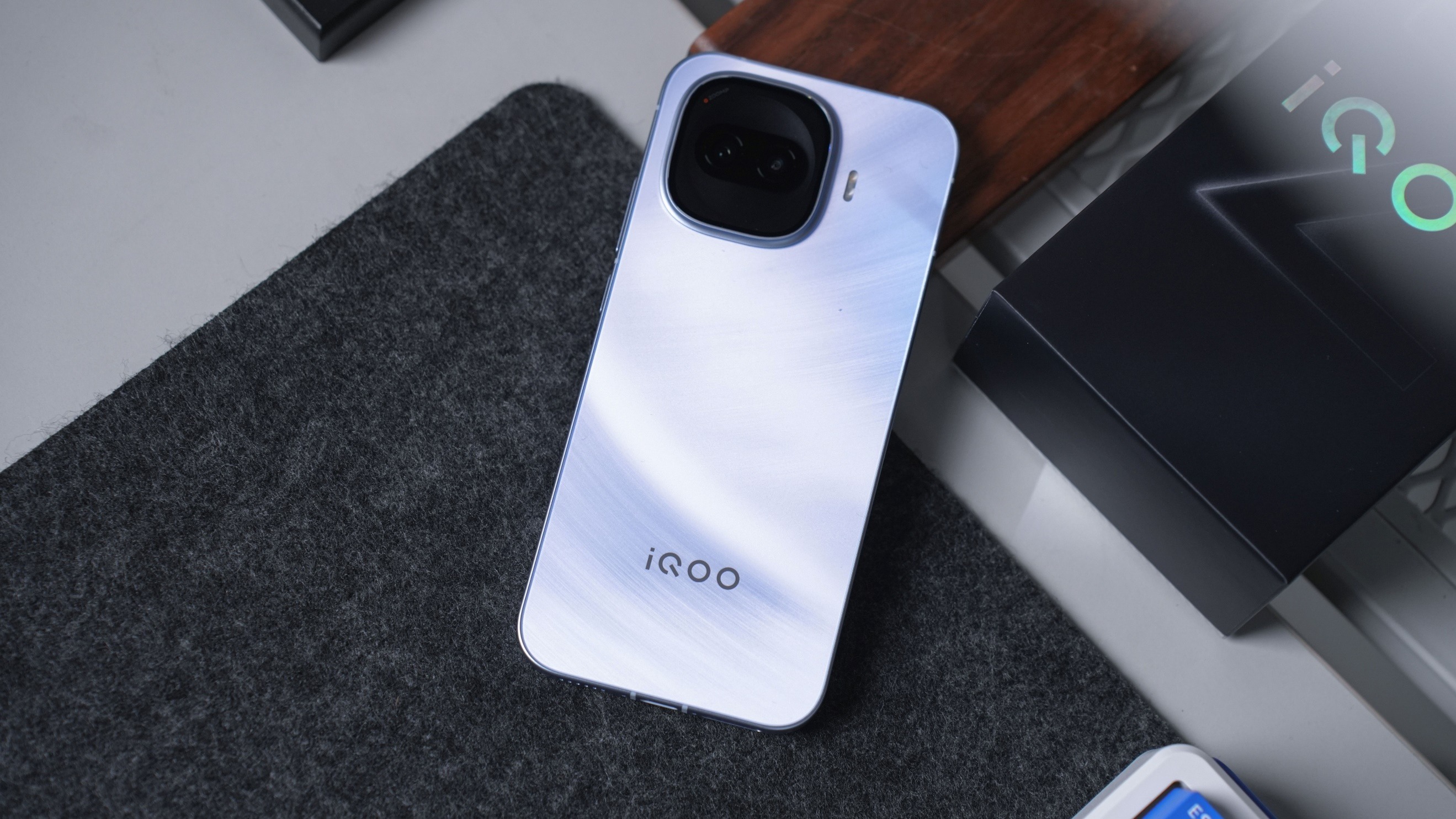 iQOO Z11 Turbo外觀上手：光影定格，一瞬綻放