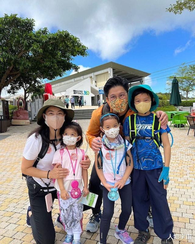 郭晶晶夫妇上海被偶遇，打扮富贵又贴地，结婚13载甜蜜过二人世界