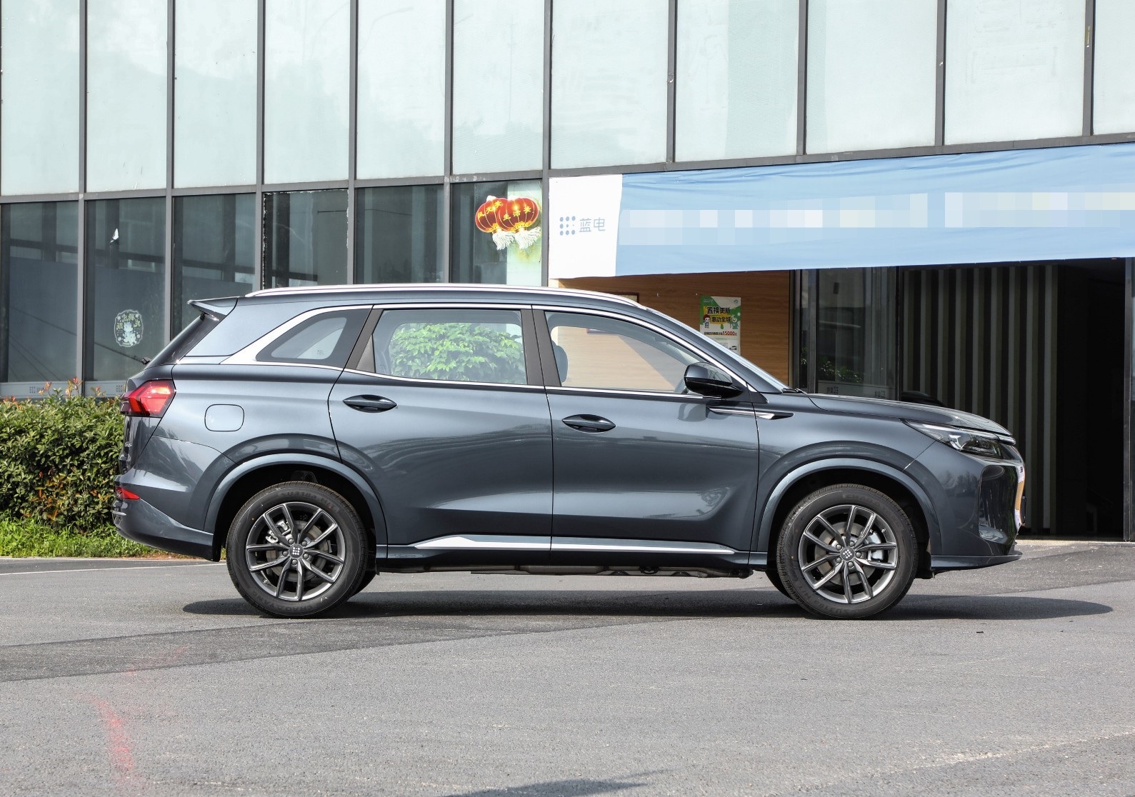 这款中型插混SUV不足10万起！还可选七座布局，综合续航1300公里