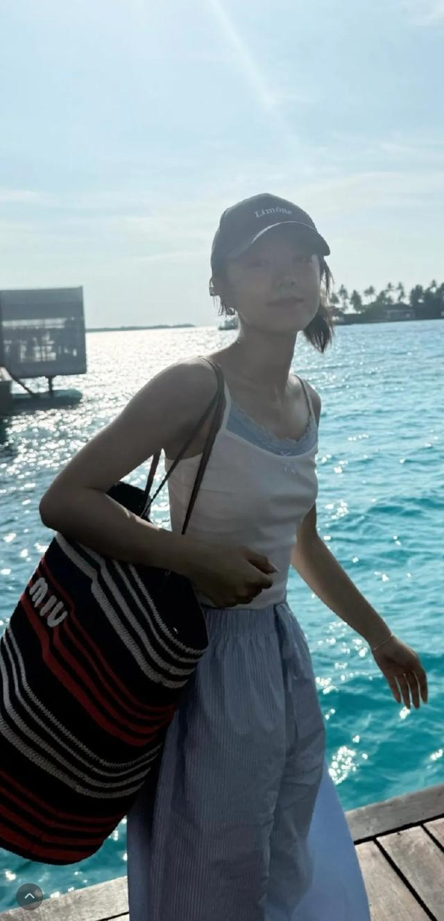 赵今麦度假素颜照