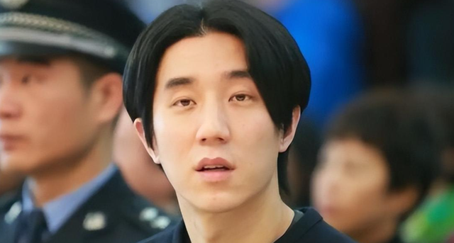 成龙儿子房祖名现身韩国婚礼, 坐桌子前大笑合影,脱帽子后显沧桑