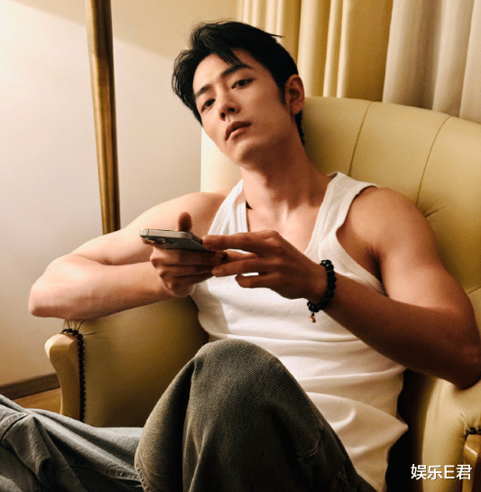 郑裕玲游杭州偶遇肖战,表情兴奋忍不住合照,粉丝祝二人早日同框