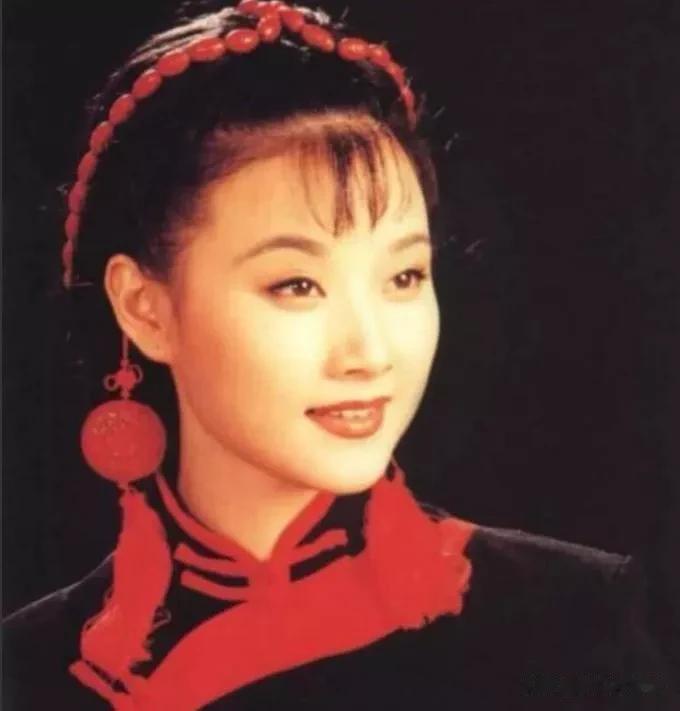 58岁宋祖英生活曝光：北京安家，体态富态且容颜依旧