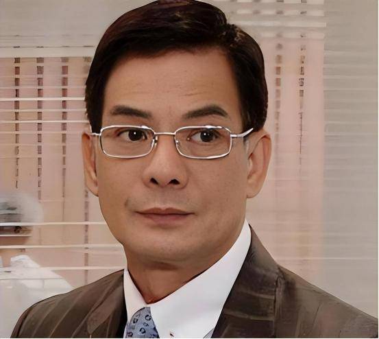 TVB星二代当父亲面，狂摸肌肉男