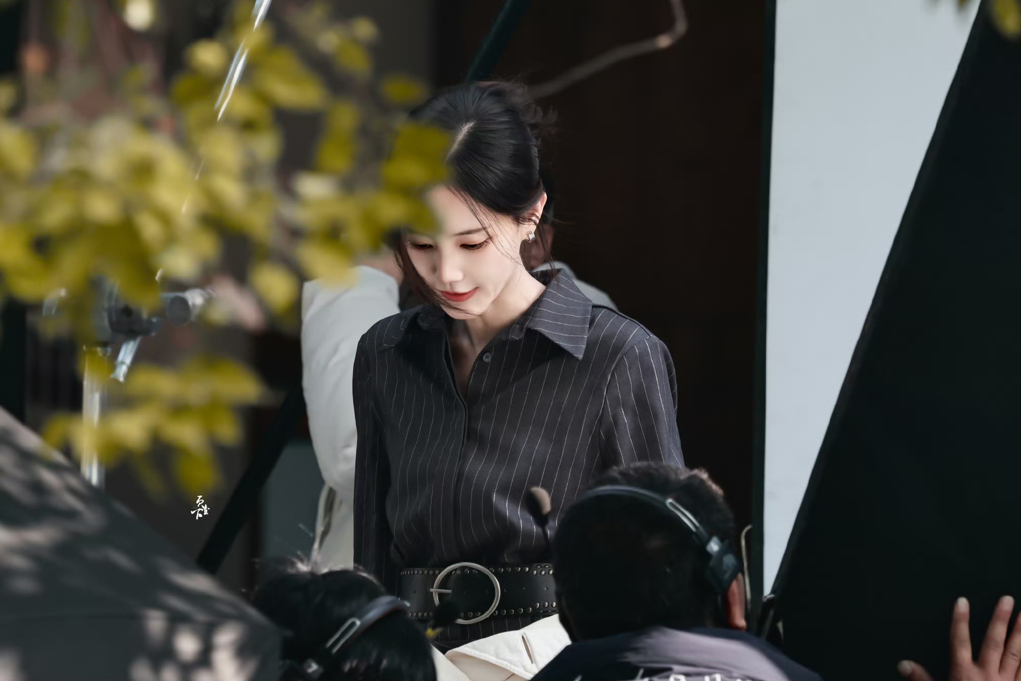 李一桐拍戏被偶遇，本人也太瘦太美了吧，大冬天穿短裙好单薄呀！