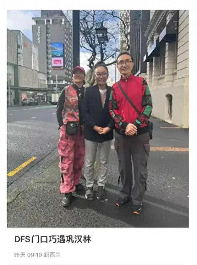 68岁巩汉林和57岁妻子在新西兰旅游被偶遇,网友:国内赚钱国外花