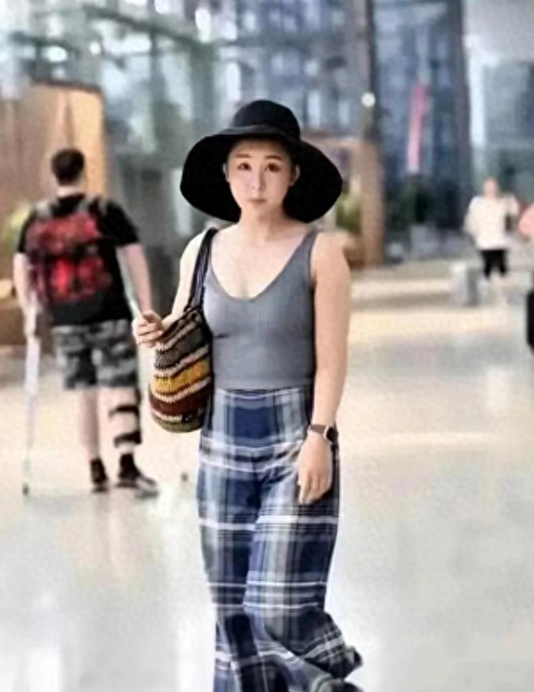 \当女星把机场当秀场时，李小萌用五百块穿搭封神！这气质绝了\