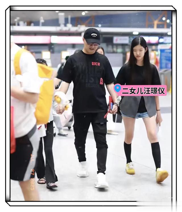 汪峰带四个孩子回京，小苹果漂亮，醒醒自信，二女儿罕见露脸！