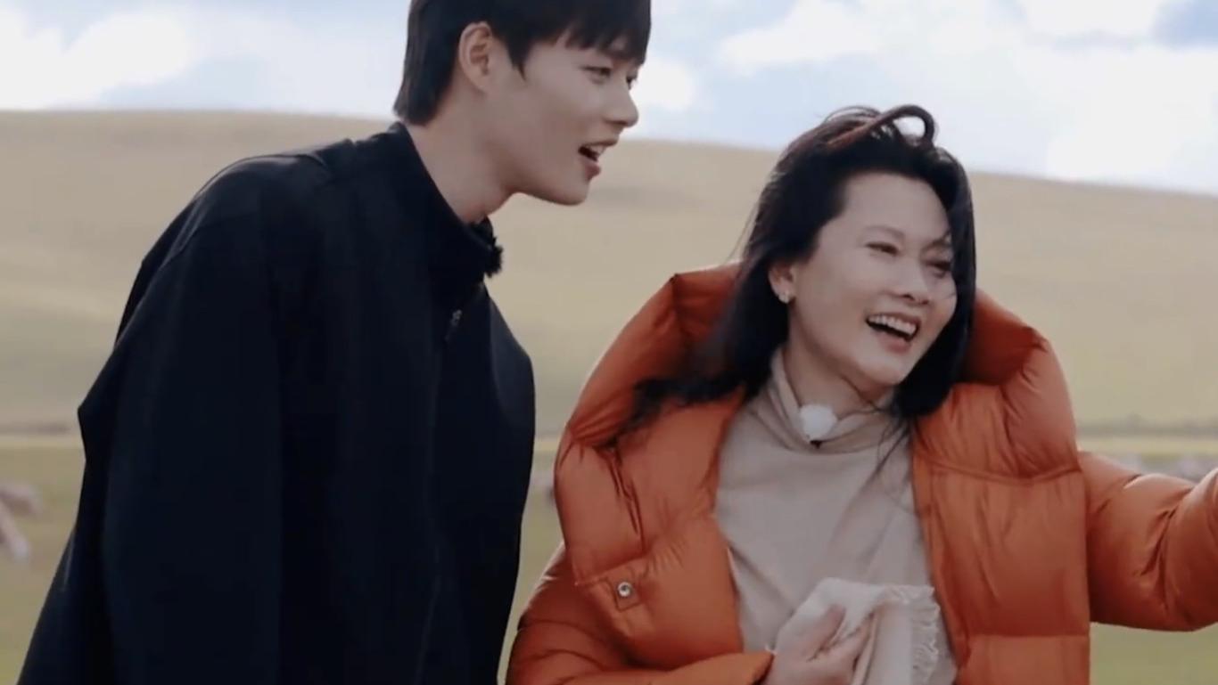 被5位妈妈辈女星惊艳：白发不染，衣不装嫩，秒了内娱一堆医美脸