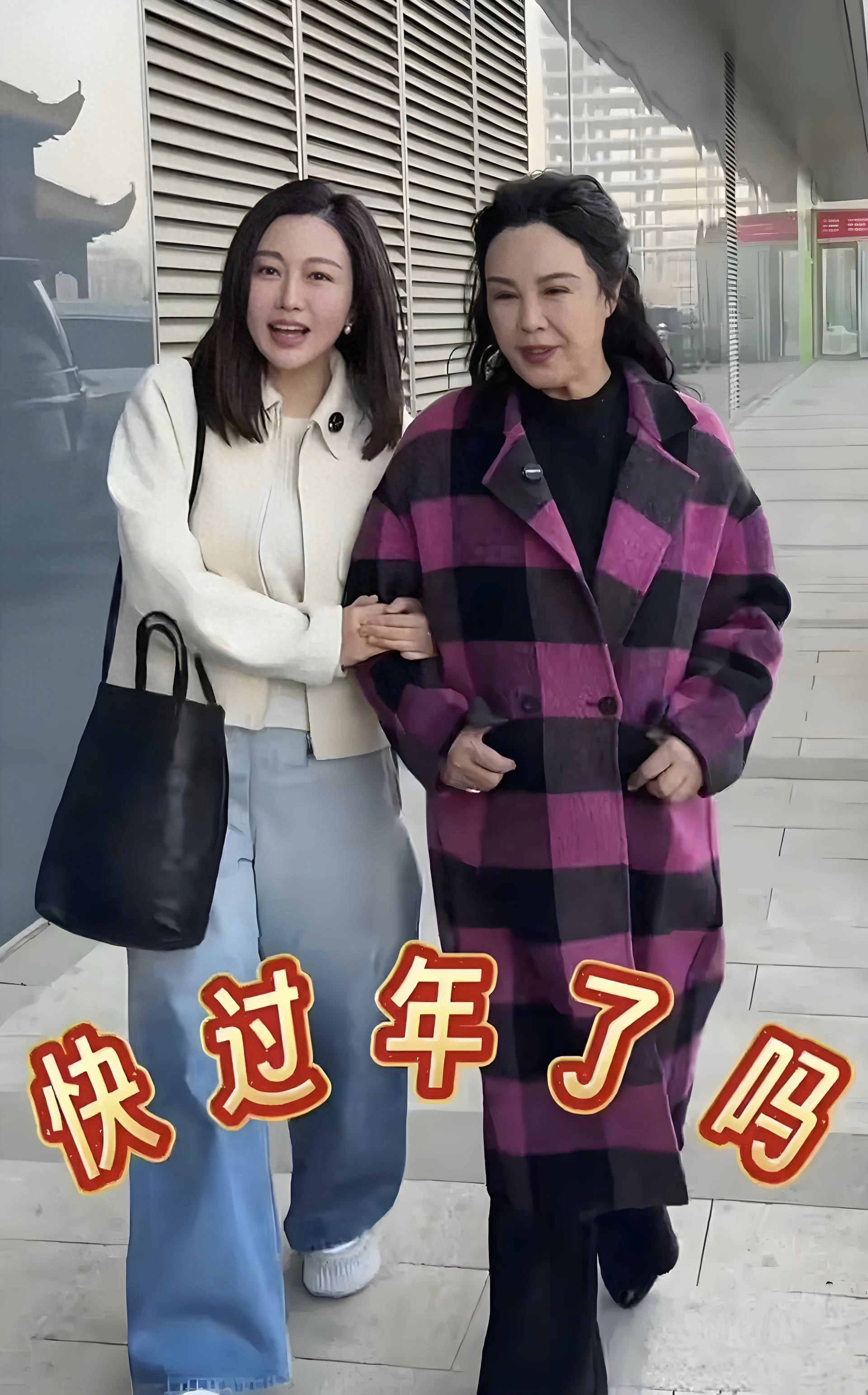 潘阳带妈妈年前买衣服,两人大包小包拎着,母女同框像姐妹超温馨
