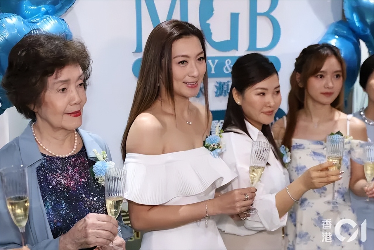 TVB女星离婚后罕谈近况，自曝与前夫关系良好：一家人每星期见面