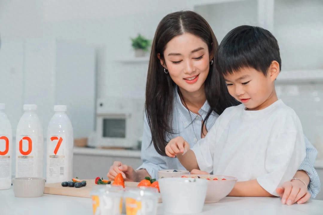 前TVB花旦首次与儿子合体拍广告,自爆跟老公特训爱子背对白