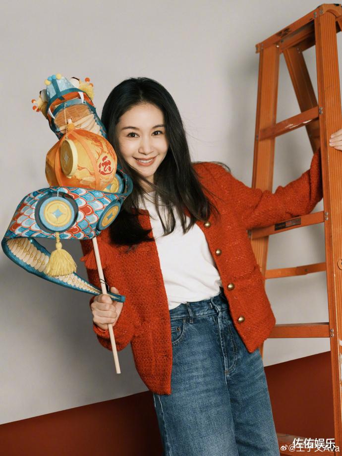 王子文晒照庆38岁生日，身着白衣温柔似水，笑容甜美魅力难挡