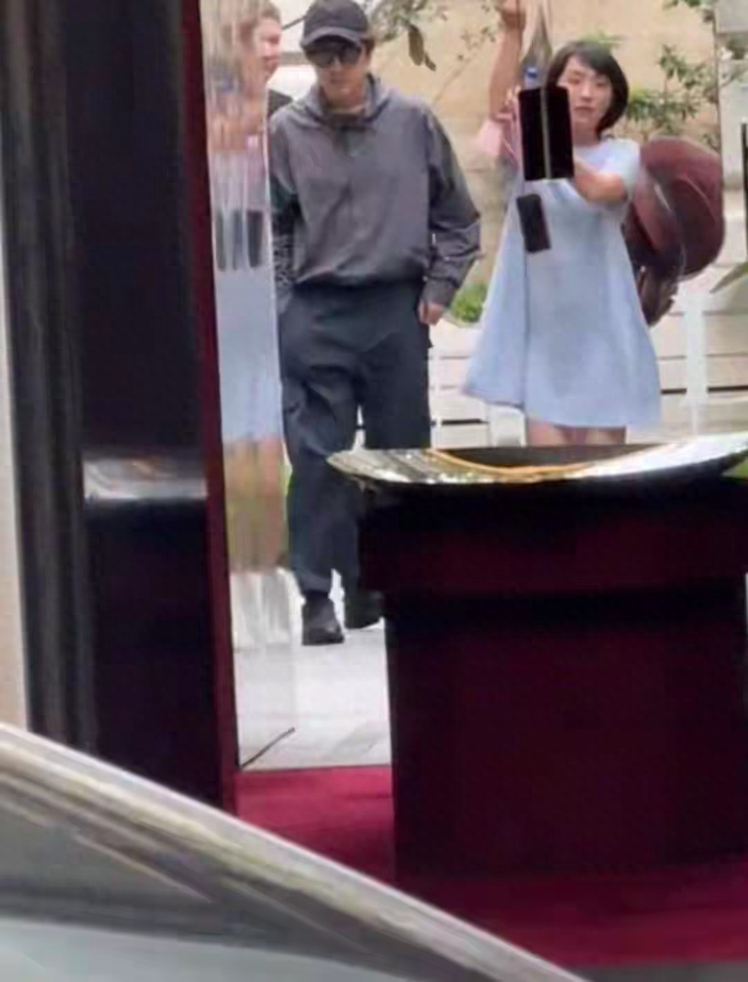 43岁胡歌带老婆上海看新房！黄曦宁素颜显孕相，穿宽松裙腰身粗壮