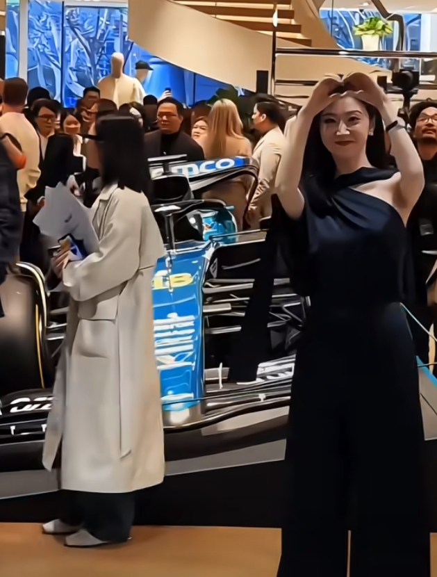 景甜亮相活动，一袭黑色礼服气场全开网友这才是真正的人间富贵花