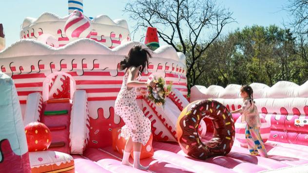 齐溪别墅庆生，院子里搭充气城堡陪女儿玩，LV爱马仕礼品堆满餐桌