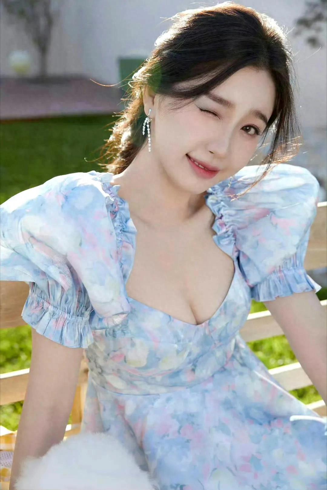 虞书欣,穿上花裙子,皮肤白嫩像豆腐