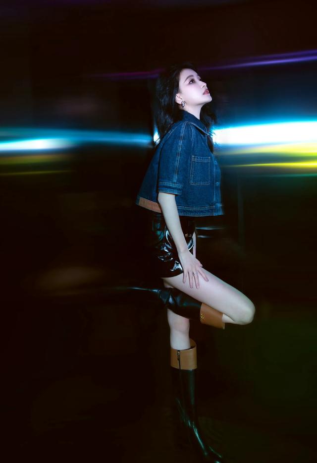 孙怡，牛仔外套搭配黑色短裙，魅力满满