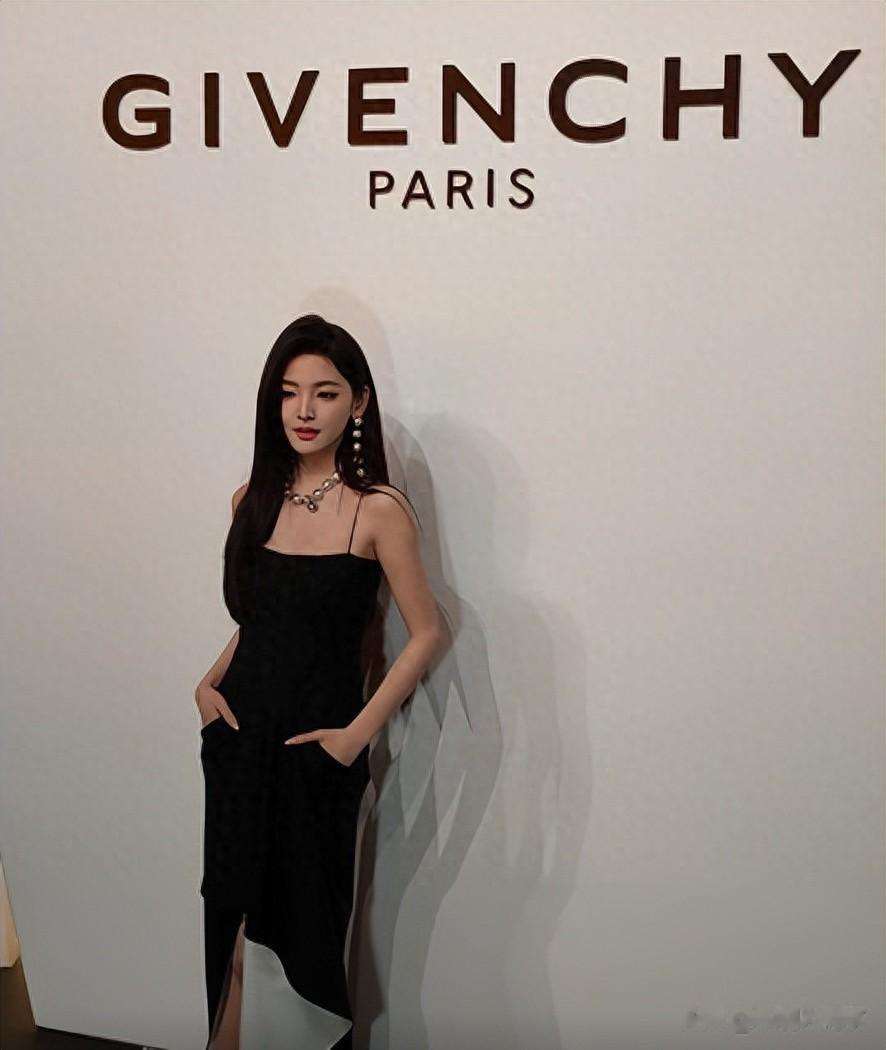 上海纪梵希酒会上：30岁章若楠大浓妆亮相，网红挨个合照险被艳压