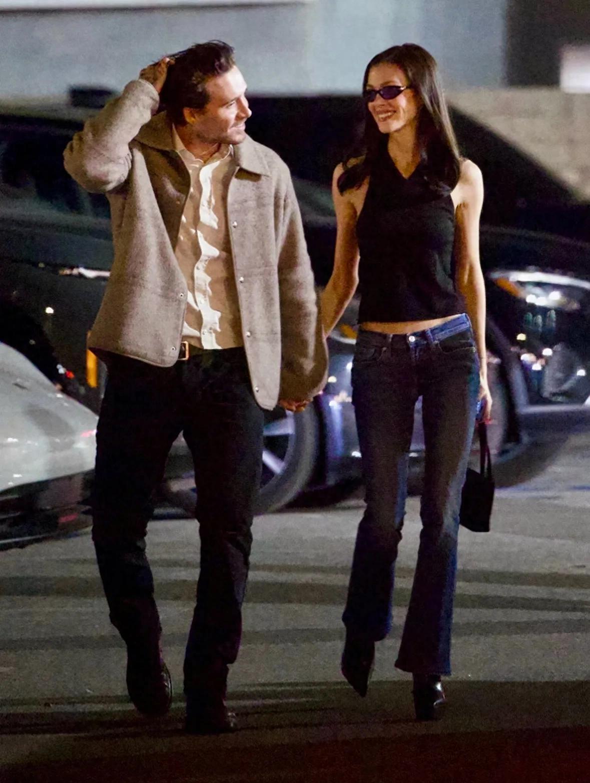 大布妮可拉最新街拍，妮可拉又踩15cm高跟鞋出门，大布罗圈腿太丑