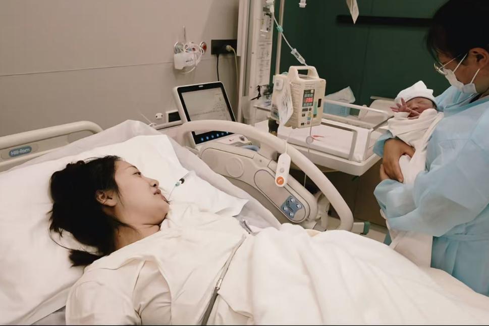 知名男星老婆晒全家福宣布诞下三胎！网友：终于生到儿子，解脱了