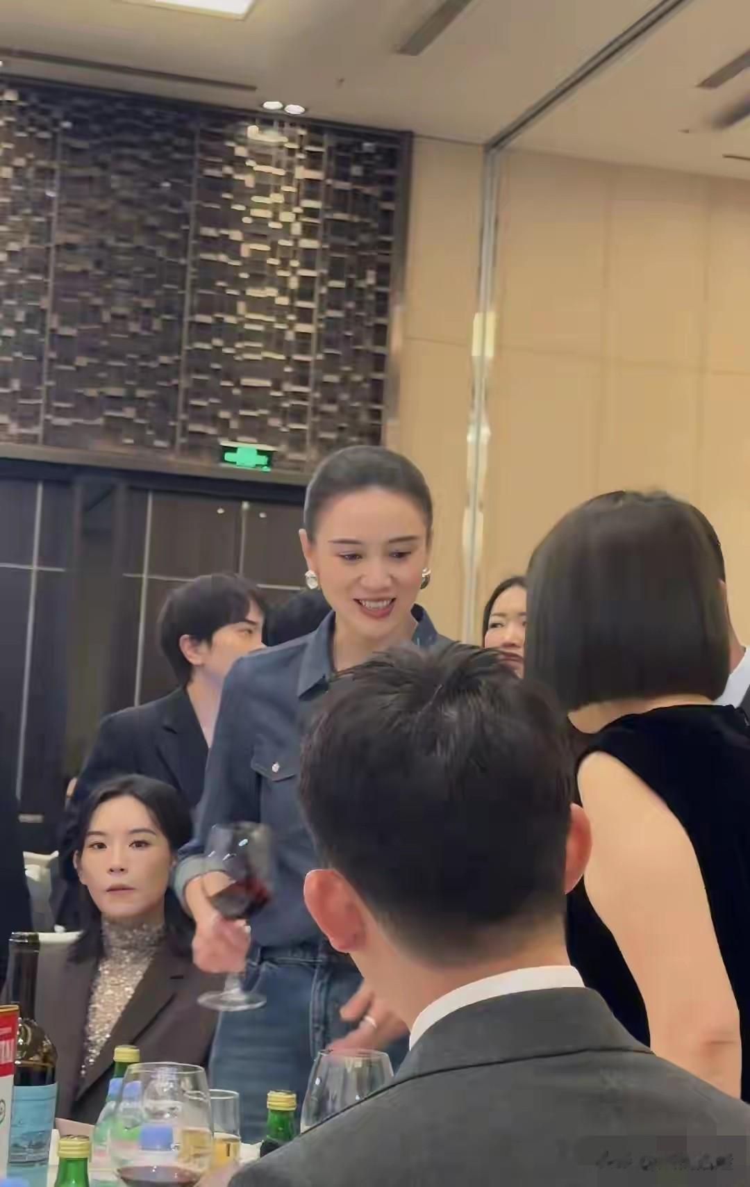 宋佳亮相北京时尚晚宴,高挑身姿配丸子头,又美又飒,气质超绝!