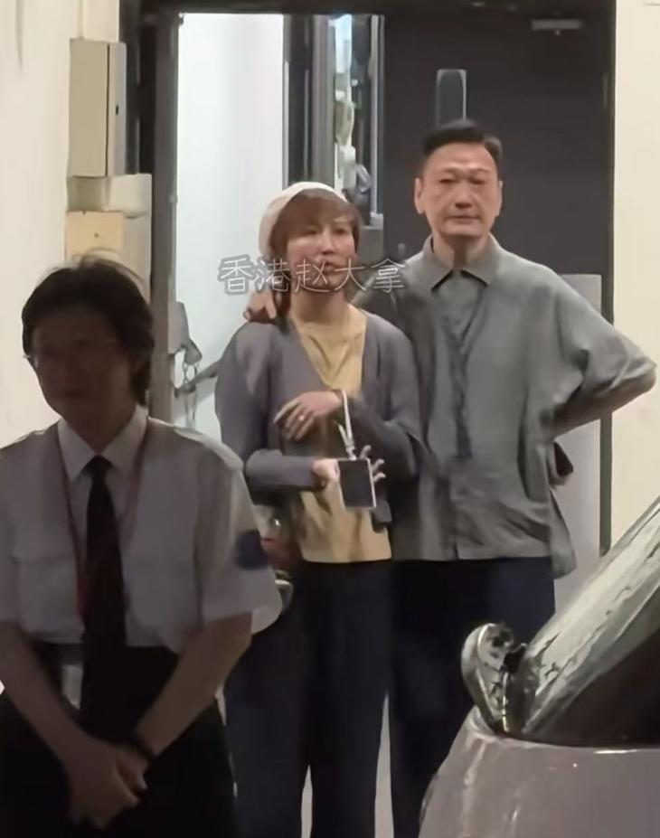 61岁陶大宇携新婚妻子看演唱会,主动搂太太肩膀秀恩爱很是幸福