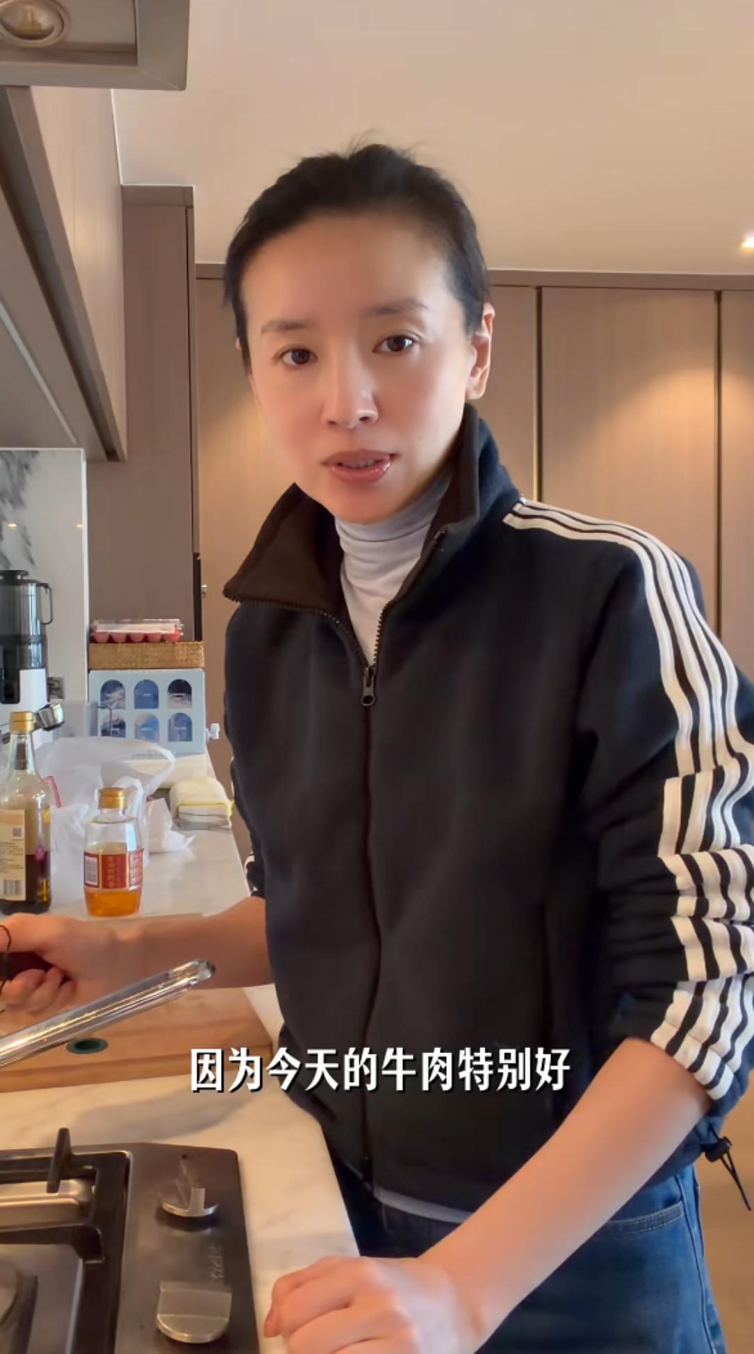 董洁自己做一日三餐，没阿姨还要洗衣服收拾卫生，住豪宅也不暖和