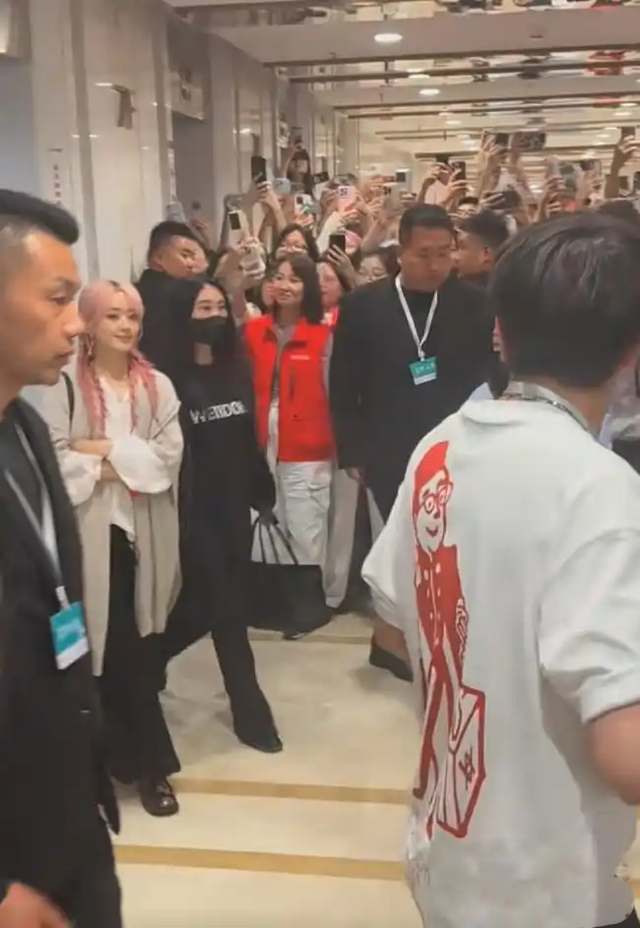 赵丽颖“粉发五五分造型”翻车?直播间频频走神,状态不佳引争议