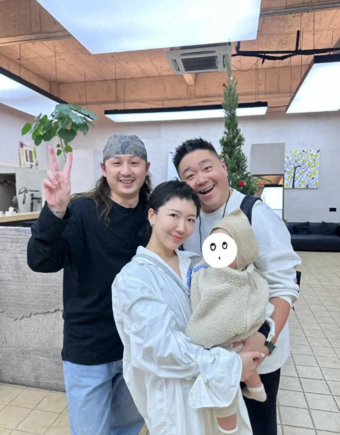 郝劭文随妻子回杭州过年，两人女儿已11个月大了，他视继女为己出