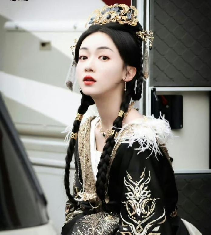 吴谨言异域公主路透美出圈!彭小苒经典赵露思像精灵,宋雨琦好萌