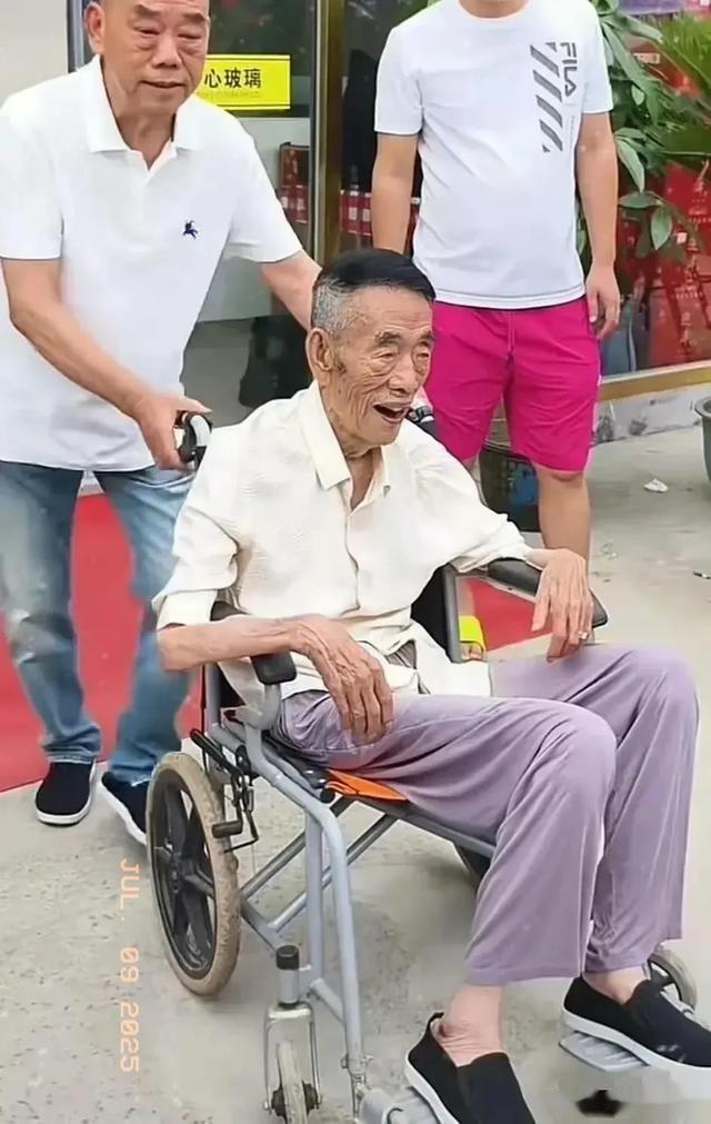 94岁杨少华去世当天38℃高温仍被儿子推去商演，榨干最后一滴血