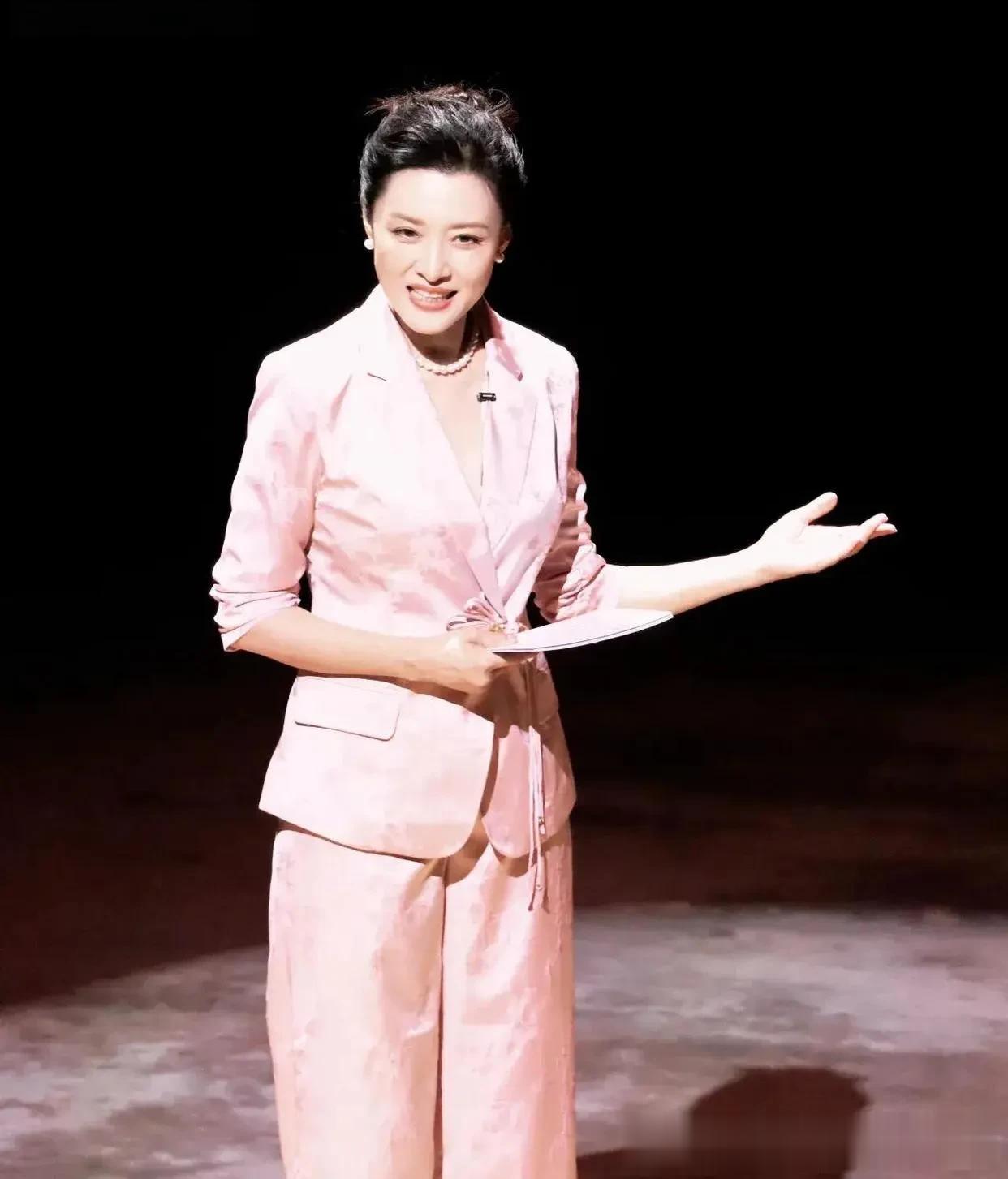 57岁周涛不愧国泰民安脸!穿粉色新中式西装套装,优雅又高级!