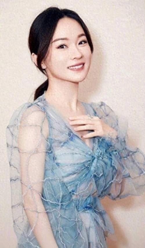 45岁霍思燕与杜江同框回京,皮草配靴子穿搭过时,五官男相认不出