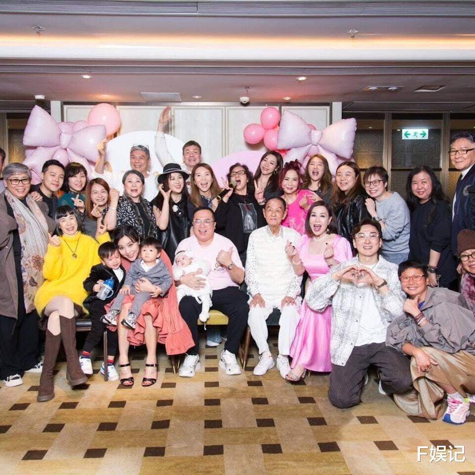 文雪儿给外孙女搞百日宴 江欣燕因病变胖后难得状态回勇开心献唱