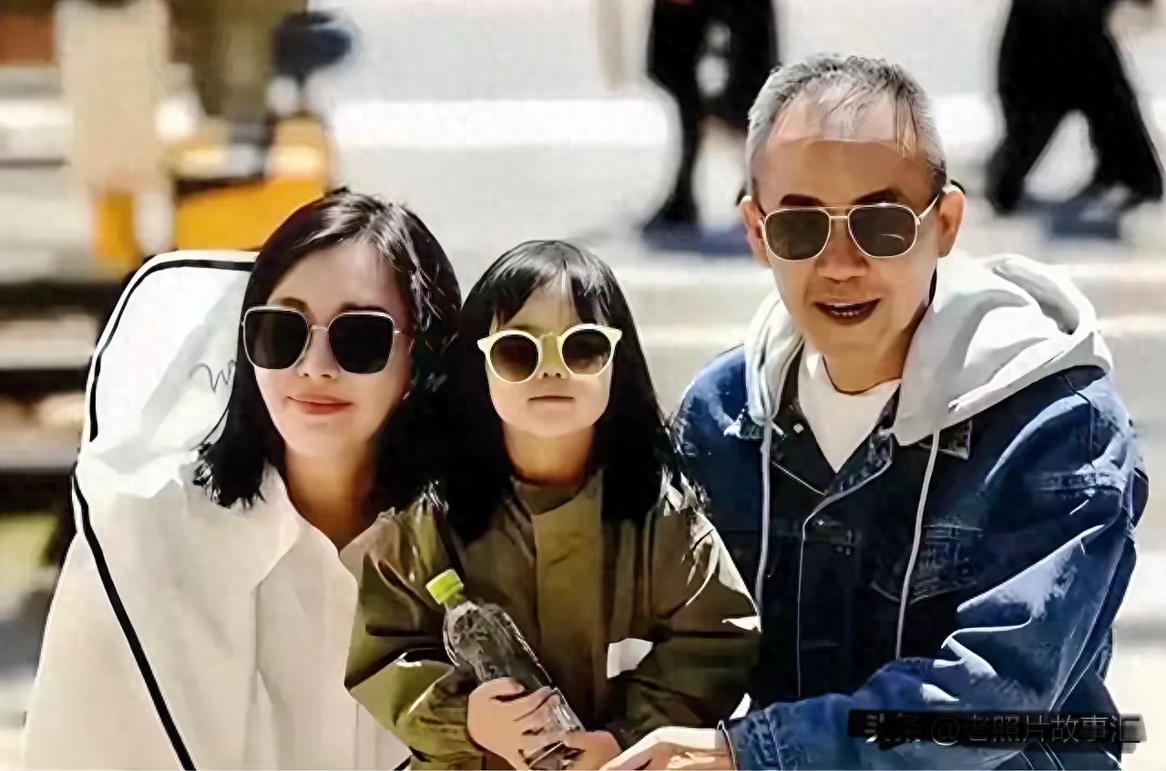 王石小女儿罕见现身！是个学霸6岁会洗碗，田朴珺在家陪娃包饺子