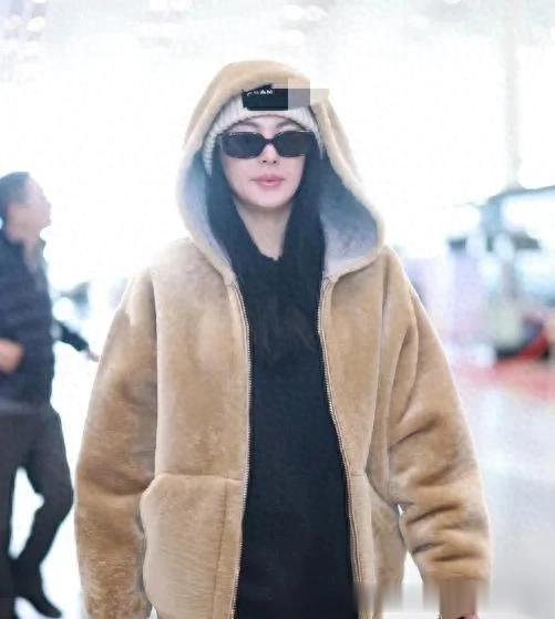 张雨绮机场私服真会穿!毛绒外套+阔腿裤+针织帽,时髦保暖又减龄
