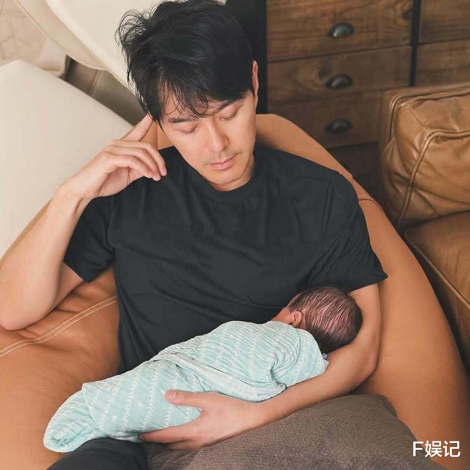 新手爸爸萧正楠晒多张照顾儿子的父子合影 曝没了私人时间但值得