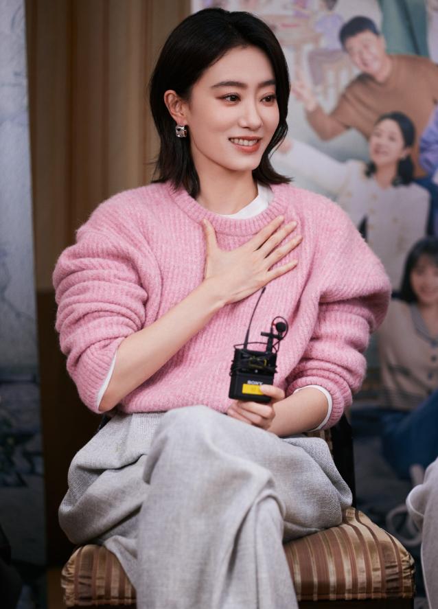 “张小斐”越看越好看，穿灰色大衣配红卫衣好高级，气质都升华了