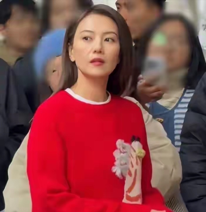 46岁高圆圆原相机生图曝光！面部松弛法令纹明显，却意外获得夸赞