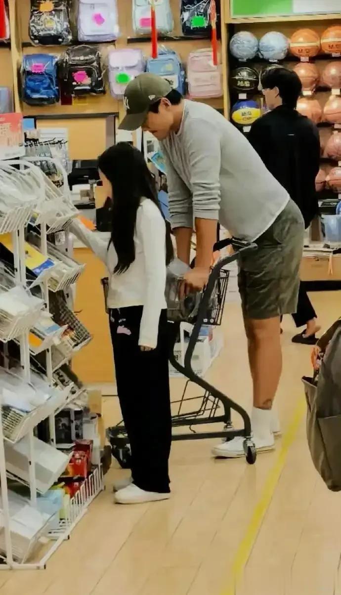 46岁董璇被曝怀二胎，本人现身机场脱外套辟谣，小腹平坦状态好