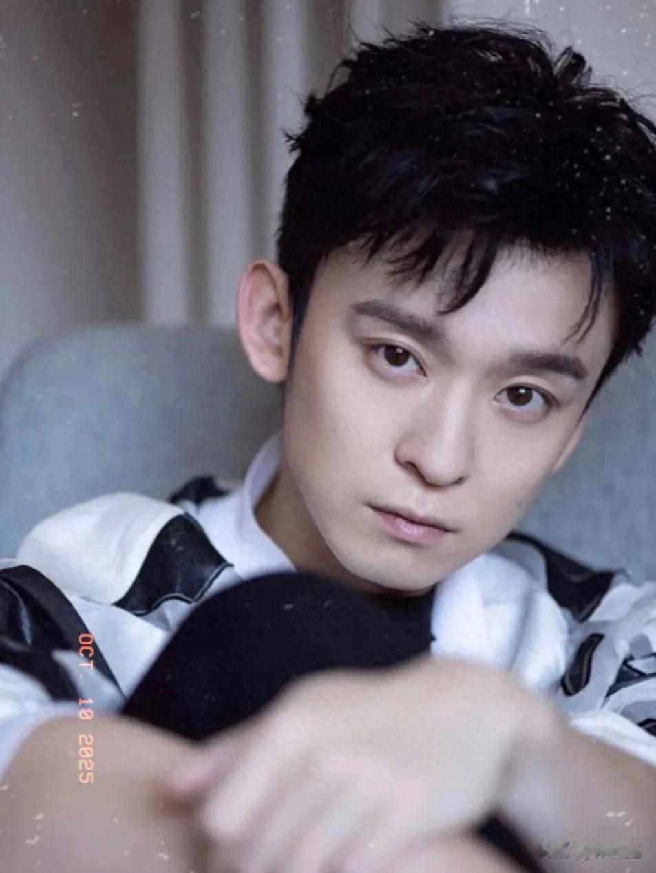 董子健带女儿喝下午茶被偶遇，耐心的给女儿讲英语，网友：好父亲