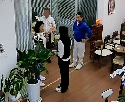 张志坚带老婆整骨美容,70岁年轻似50岁,出行有专车老婆背爱马仕