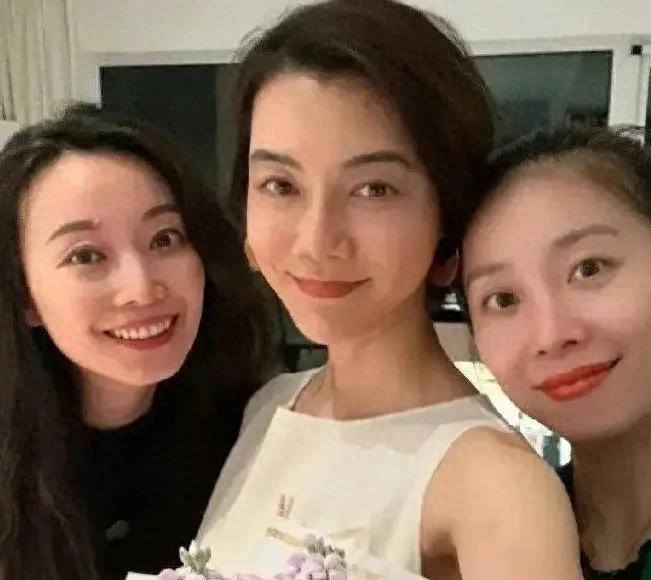 43岁车晓在北京别墅庆祝生日，用剩菜剩饭招待闺蜜，闺蜜开心点赞