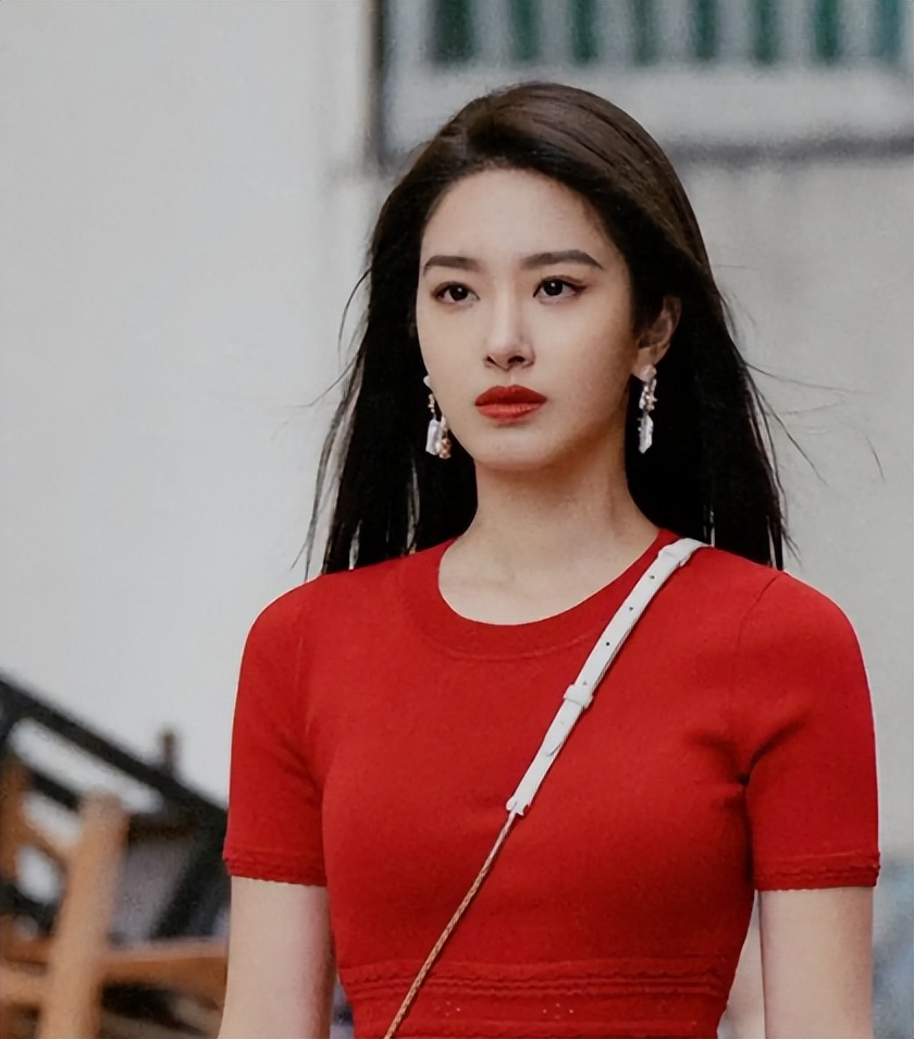 没了贵人撑腰，娱乐圈的看人下菜碟，在杨采钰身上展现得淋漓尽致